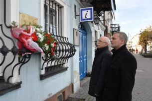 Składanie kwiatów przed tablicą upamiętniającą Józefa Piłsudskiego