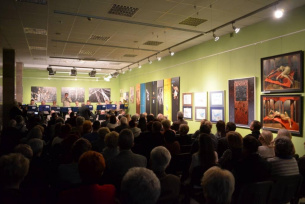 Zgromadzona publiczność na otwarciu wystawy