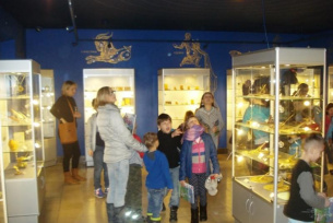 Dzieci zwiedzają ekspozycję zegarów słoneczych