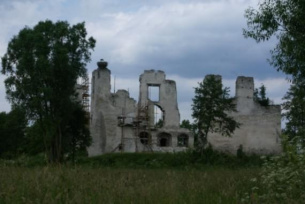 Ruiny zamku Kmitów w Mokrsku Dolnym