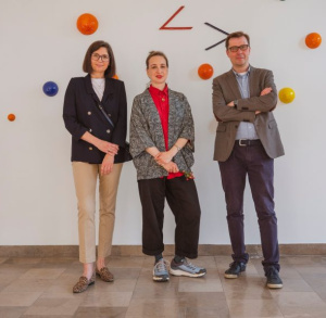 Sobotnia wycieczka do Jędrzejowa i spotkanie z Alicją Bielawską na wystawie „Powracające punkty w sieci promieni”